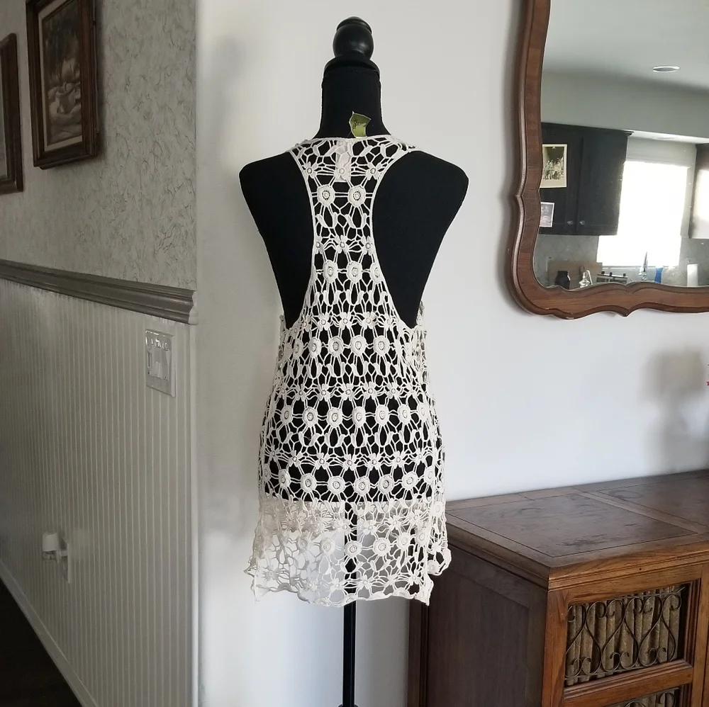 NWT Cute coverlet for beachwear or over a Tshirt for another spring layer - Picture 2 of 7